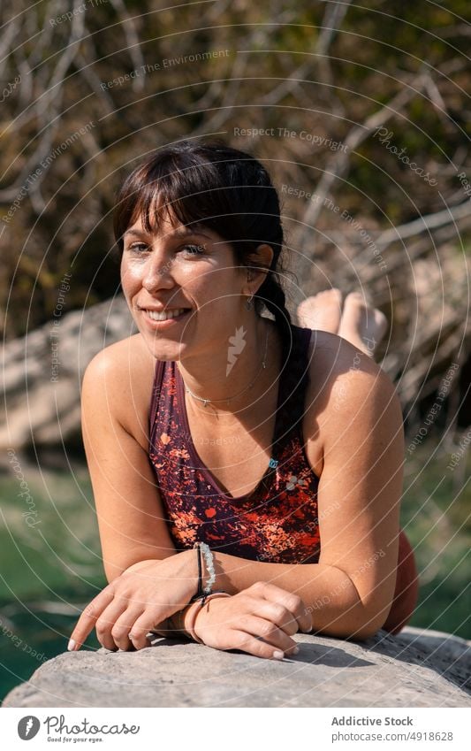Frau entspannt sich auf einem Felsen am Fluss Natur Lifestyle firelog See Gesundheit Erwachsener Erholung Sommer jung Übung Körper Schönheit Sport Person