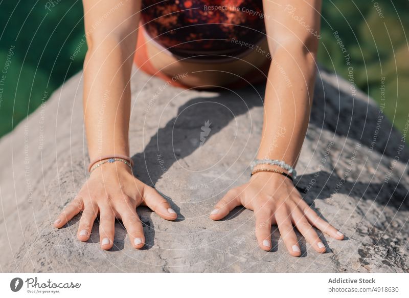 Anonyme Frau übt Yoga im Fluss Natur Lifestyle Kobra-Pose See Gesundheit Erwachsener Erholung Sommer jung Übung Körper Schönheit Sport Person Mädchen Wasser