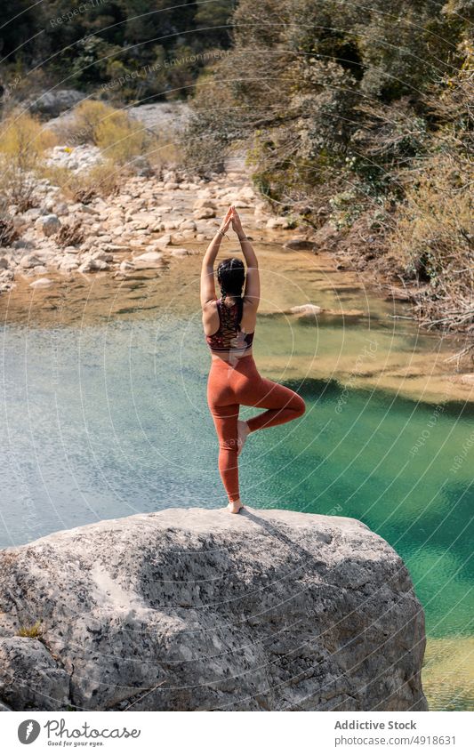 Frau übt Yoga im Fluss Natur Lifestyle utthita trikonasana See Gesundheit Erwachsener Erholung Sommer jung Übung Körper Schönheit Sport Person Mädchen Wasser