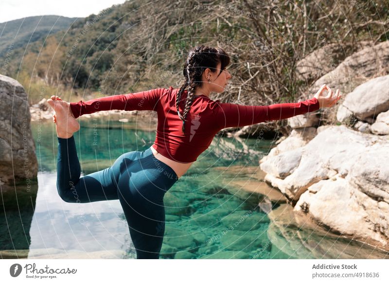Frau übt Yoga im Fluss Natur Lifestyle See Gesundheit Erwachsener Erholung Sommer Tänzerin Pose Herr der Tanzpose jung Übung Körper Schönheit Sport Person