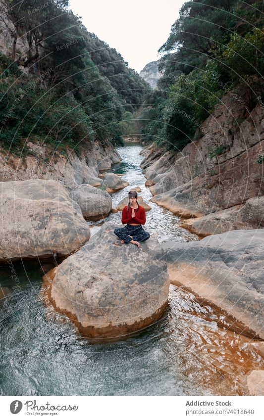 Frau übt Yoga im Fluss Natur Lifestyle See Gesundheit Erwachsener Erholung Sommer jung Übung Körper Schönheit Sport Person Mädchen Wasser schön Zen im Freien