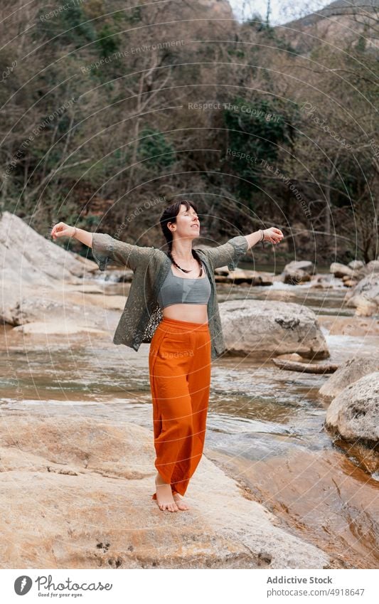 Junge Frau hat Spaß im Fluss Wald Urlaub Lifestyle Natur reisen jung Steine im Freien Menschen Freizeit Aktivität Abenteuer See Wanderung Feiertag Tourismus