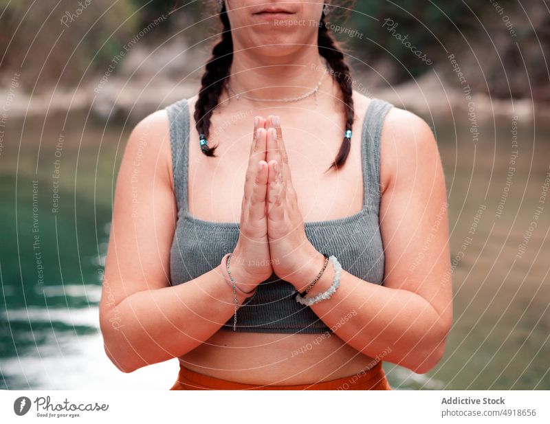 Frau übt Yoga im Fluss Natur Lifestyle See Gesundheit Erwachsener Erholung Sommer jung Übung Körper Schönheit Sport Person Mädchen Wasser schön Zen im Freien