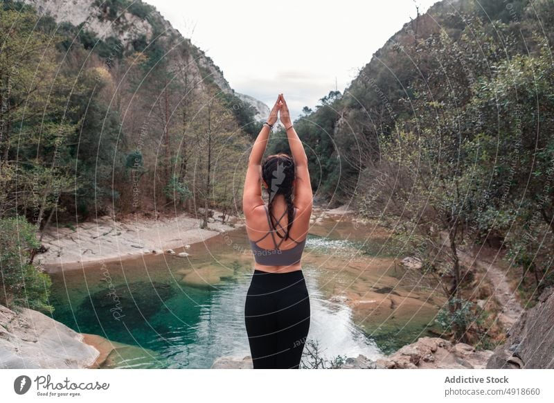 Rückenansicht Frau übt Yoga im Fluss Natur Lifestyle See Gesundheit Erwachsener Erholung Sommer Rückansicht jung Übung Körper Schönheit Sport Person Mädchen
