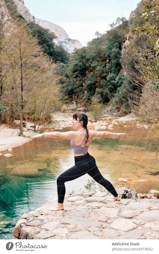 Frau übt Yoga im Fluss Natur Lifestyle See Gesundheit Erwachsener Erholung Sommer Krieger-Pose jung Übung Körper Schönheit Sport Person Mädchen Wasser schön Zen