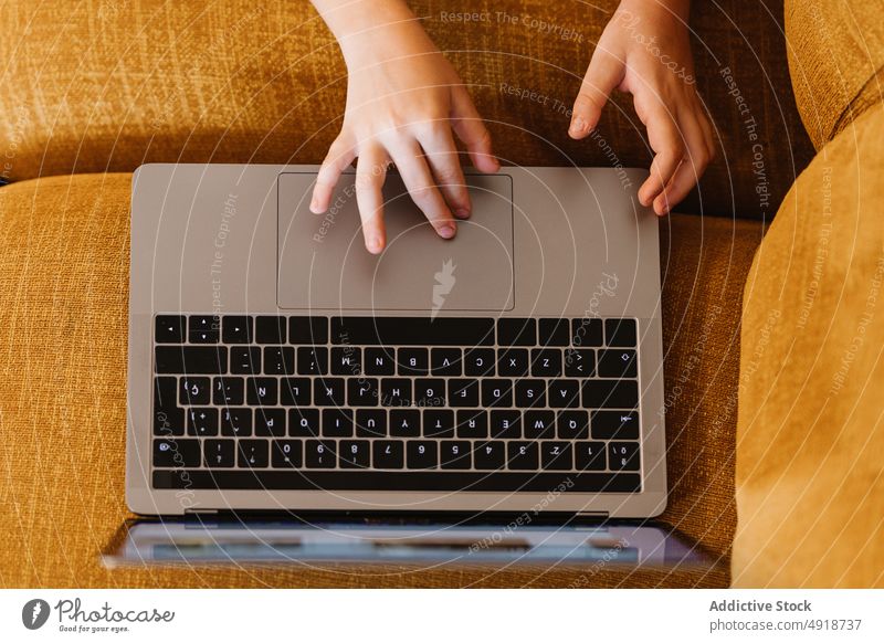 Anonymer Junge, der auf einem Sofa liegt und einen Laptop benutzt Kind Computer Kaukasier Technik & Technologie männlich im Innenbereich heimwärts Kindheit