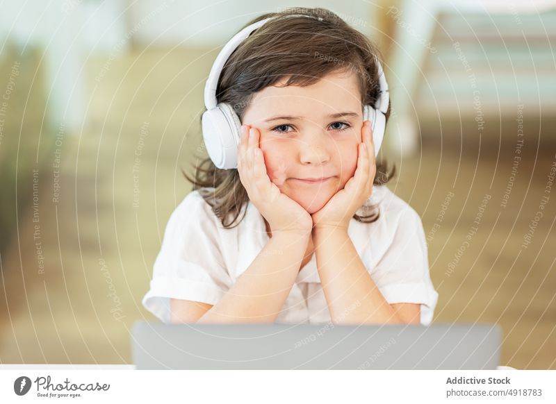 Mädchen mit gelangweiltem Gesicht sitzt vor einem Laptop jung heimwärts Computer Schüler Bildung verärgert Kopfhörer Lernen schön Browsen studierend online
