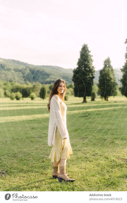 Junge lächelnde Frau auf einem Feld im Sommer Landschaft Freude Wiese Gras Kleid froh Natur Zeitvertreib heiter Lächeln feminin Waldgebiet ländlich Flora