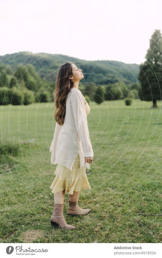 Junge Frau auf einem Feld im Sommer Landschaft Wiese Gras Kleid Natur Zeitvertreib Erholung feminin Waldgebiet Dame ländlich Flora grasbewachsen Freizeit
