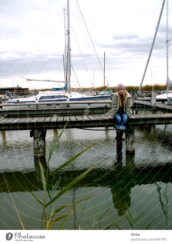 Am See ... #4 Frau Mädchen blond süß geheimnisvoll Pullover Rollkragenpullover rot Herbst kalt Österreich schön Wasserfahrzeug Reflexion & Spiegelung Steg