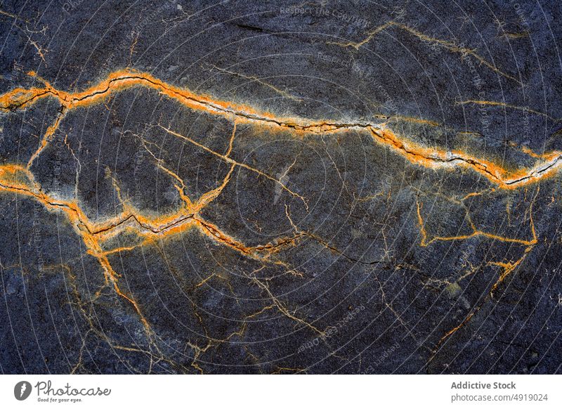 Texturierter Hintergrund einer Felsformation mit Rissen Klippe felsig abstrakt Formation Natur Oberfläche Geologie rau Mineral solide Struktur Material