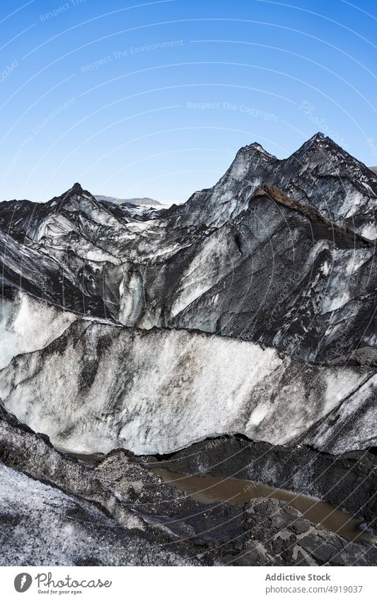 Massiver, mit Asche bedeckter Gletscher in vulkanischem Bergland Landschaft malerisch Berge u. Gebirge Natur Winter Formation Eis Geologie Island rau