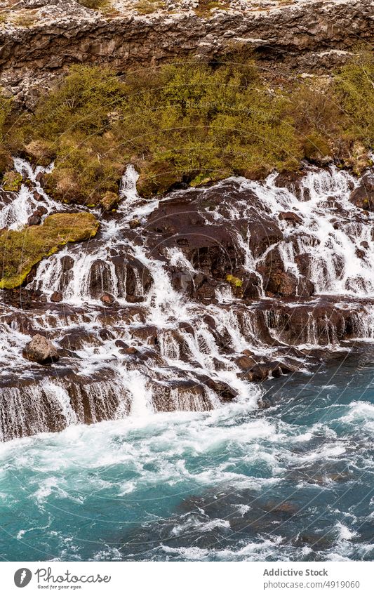 Wasserfall, der aus einem Lavafeld durch einen Felsen fließt Klippe Fluss Natur Landschaft vulkanisch atemberaubend strömen Kaskade felsig malerisch fließen