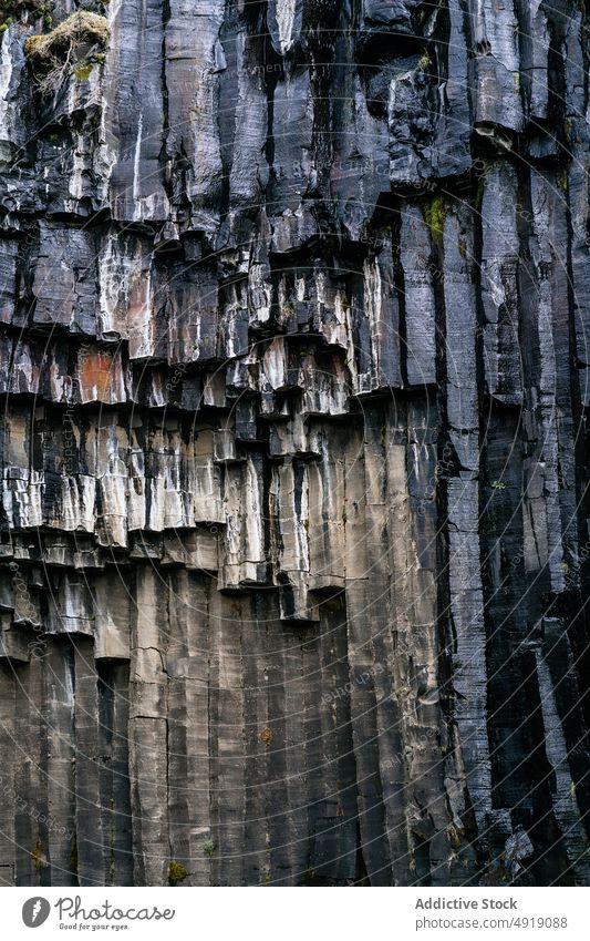 Basaltformation mit natürlichen Säulen in Island Klippe Natur Geologie Formation Textur felsig abstrakt Hintergrund Oberfläche rau massiv Mineral solide Spalte