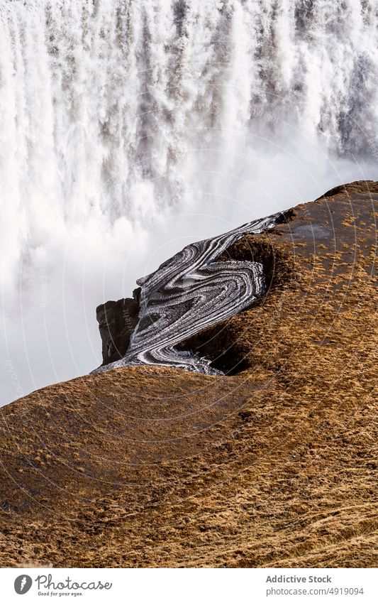 Beeindruckende Landschaft mit Wasserfall und felsiger Schlucht in Island Natur atemberaubend Klippe strömen Energie Kraft Gras malerisch Dettifoss spektakulär