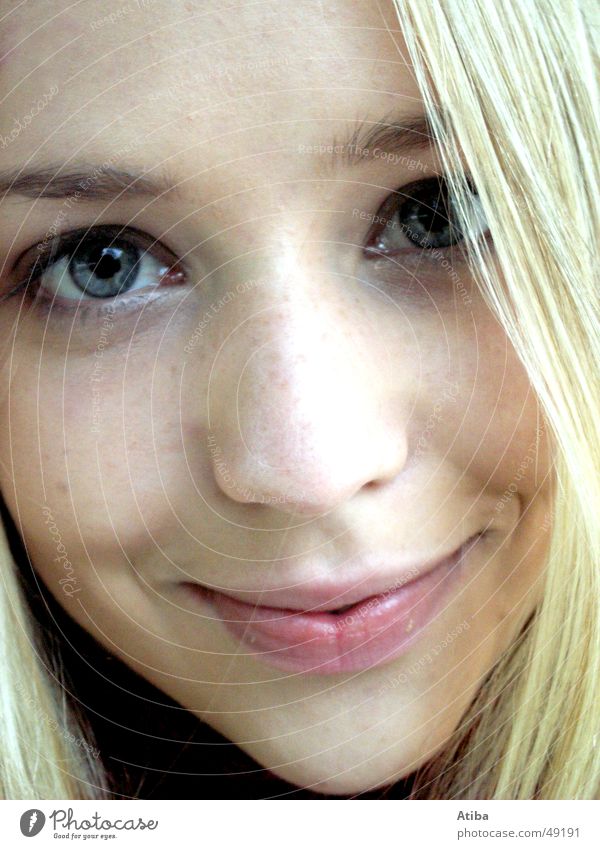 Blickkontakt Mädchen Frau blond süß schön blau Auge Mund Nase Haare & Frisuren Nahaufnahme Schatten Momentaufnahme
