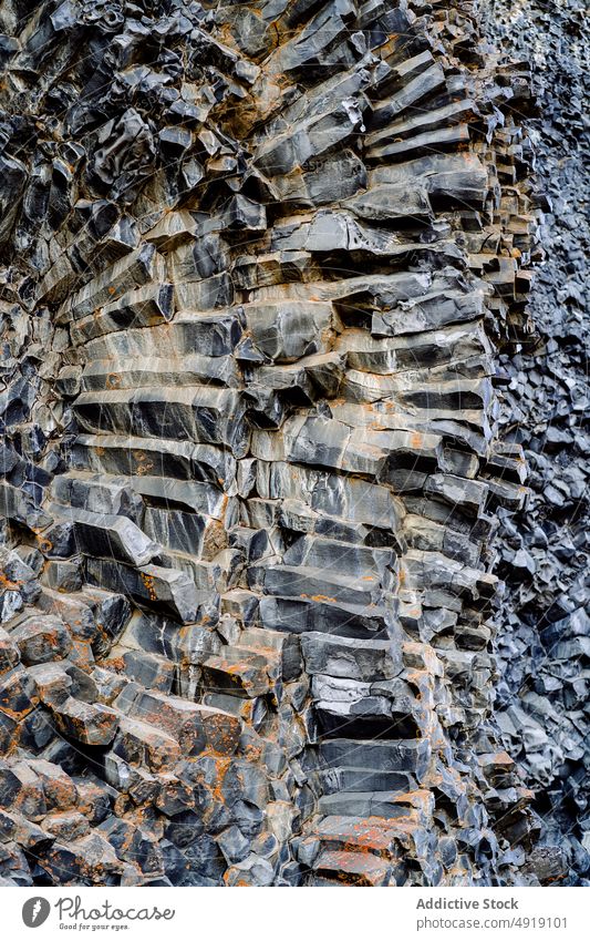 Natürlicher Hintergrund einer Basaltklippe mit Oberflächenstrukturen Felsen Klippe Textur abstrakt Formation Geologie Natur Muster rau uneben solide natürlich