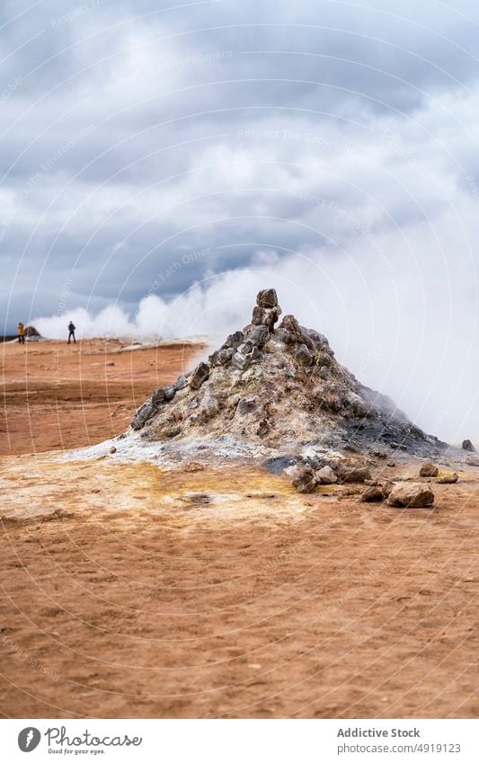 Landschaft mit dampfenden Fumarolen in vulkanischem Terrain thermisch Verdunstung Gelände Reisender Natur Geothermie Geysir Tourismus erkunden Geologie