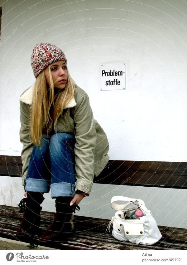 Problemstoff: Frau Mädchen blond kalt Herbst Jacke Tasche Problematik Stoff jean Bank warten sitzen