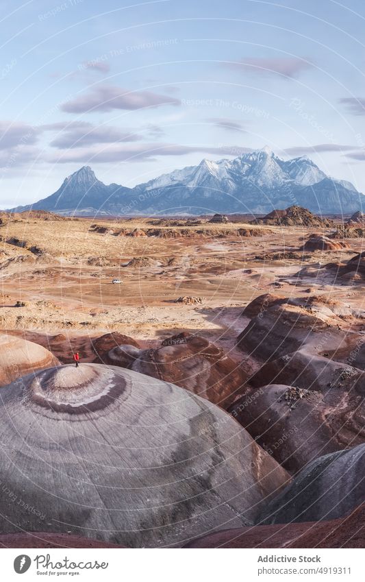 Rucksacktourist auf Felsformation stehend Reisender Hügel Stein Formation erkunden Ausflug Hochland Natur Top Bentonit-Hügel Utah USA Vereinigte Staaten amerika