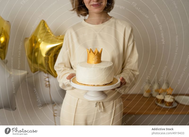 Unbekannte Frau mit Muffin in der Hand Cupcake Kuchen anonym süß Mädchen Sahne Lebensmittel lecker Dessert gesichtslos Ernte Person Hintergrund Bäckerei