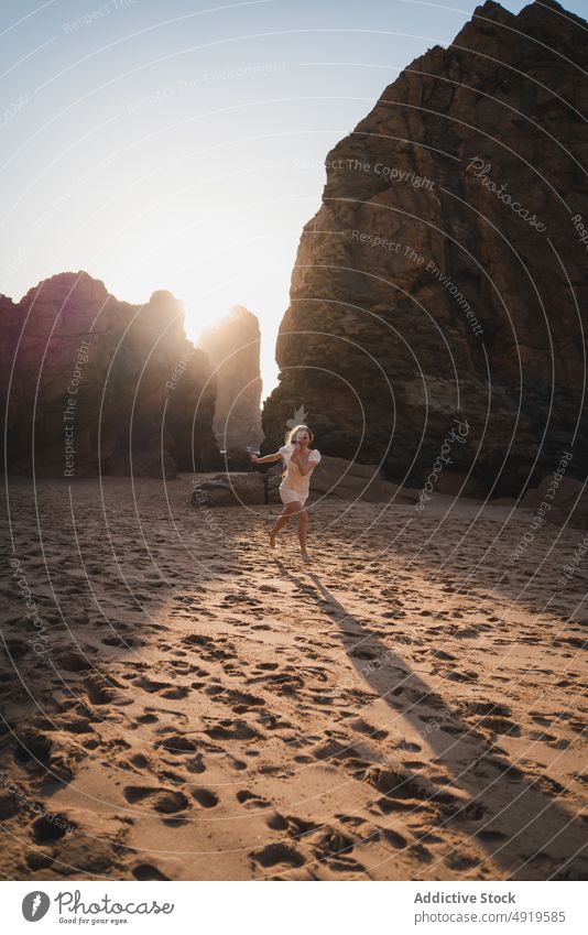 Frau läuft am Ufer mit Klippen Reisender laufen MEER Felsen Strand Wasser Sonnenuntergang Sonnenlicht Tourist Abend Zeitvertreib Freizeit Abenteuer aktiv Natur