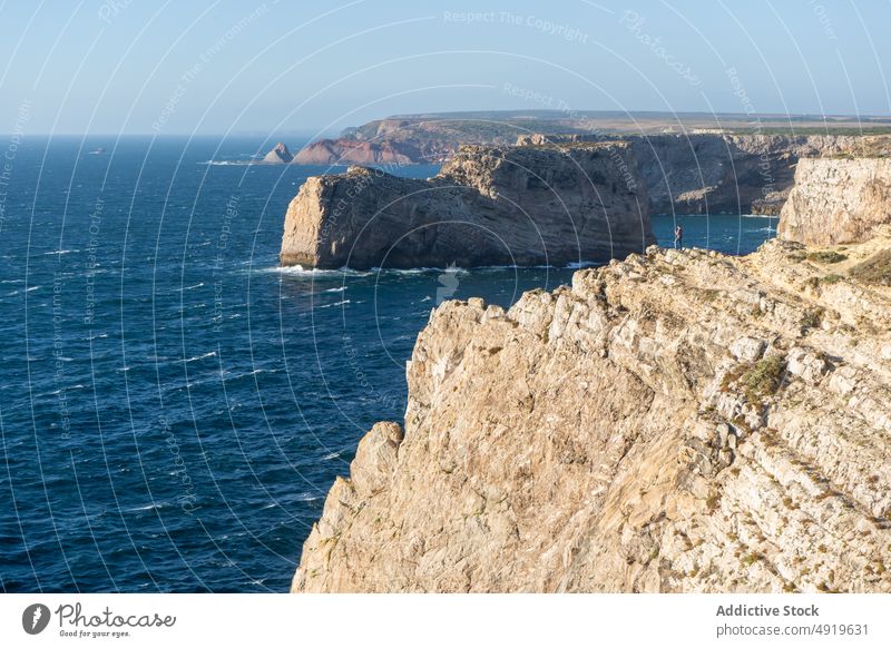 Raue Felsen im blauen Meer unter bewölktem Himmel Natur Hochland Landschaft Algarve Meereslandschaft Horizont Blauer Himmel wolkig Geologie MEER majestätisch