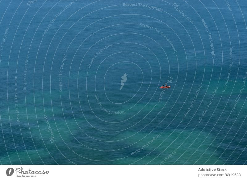 Draufsicht anonyme Menschen auf einem Kajak MEER Kanu Wasser Meer Urlaub im Freien reisen zwei Boot Luftaufnahme von oben Aktivität Kajakfahren Freizeit