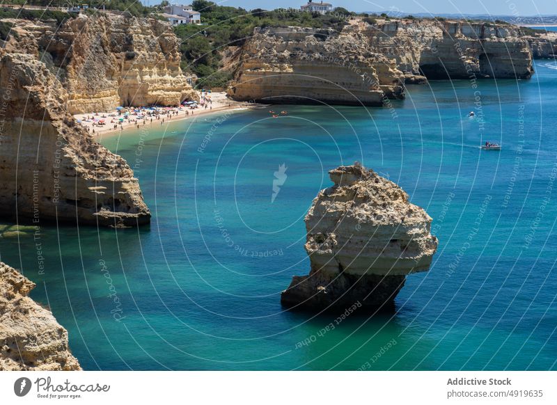 Menschen auf einem Boot und Kajak in der Nähe von rauen Felsen in zwischen Ozean Meer Natur Landschaft Algarve Luftaufnahme Meereslandschaft Horizont
