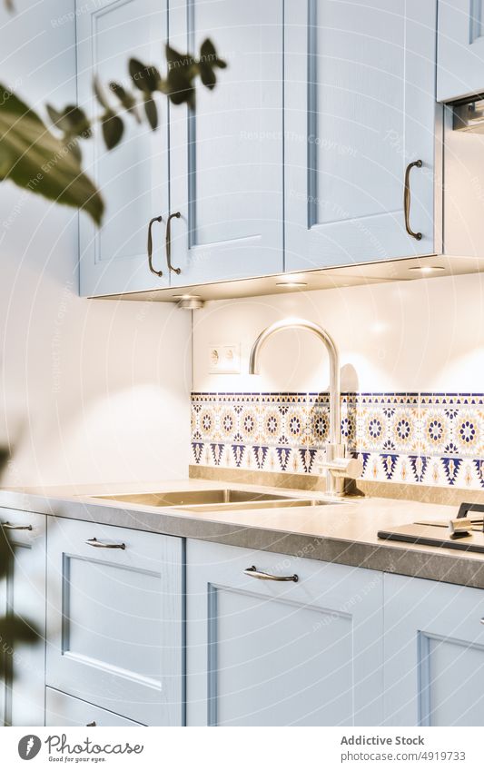 Moderne Küche mit blauen Schränken Innenbereich Appartement Design Stil Abfertigungsschalter Vorrichtung Küchengeräte modern Utensil wohnbedingt heimwärts