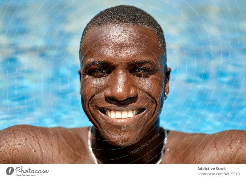 Schwarzer Mann im Schwimmbad ruhen schwimmen Erholung Schwimmsport Pool Beckenrand Kälte Zeitvertreib Resort aqua ohne Hemd passen Figur Windstille selbstsicher