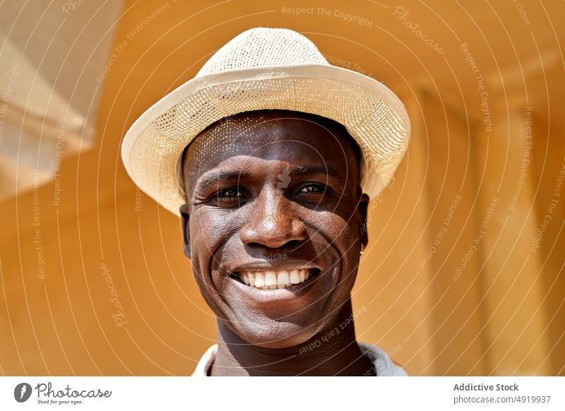 Porträt eines schwarzen Mannes auf der Straße Geschäftsmann Gebäude Vorschein Stil Großstadt urban Weg Revier Outfit Afroamerikaner Bürgersteig Laufsteg Inhalt