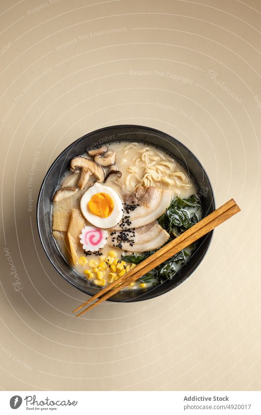 Leckere Ramen mit Pilzen und Ei Japanisch Nudel traditionell Kultur Speise Bestandteil Geschmack Lebensmittel Mahlzeit Tradition Schalen & Schüsseln Essstäbchen