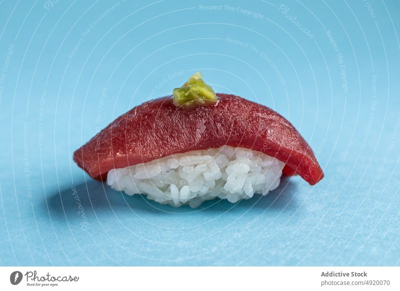 Leckerer Blauflossenthunfisch Nigiri mit Wasabi Japanisch Bluefin Thunfisch Sushi Asiatische Küche Meeresfrüchte Fisch Reis traditionell Bestandteil Licht