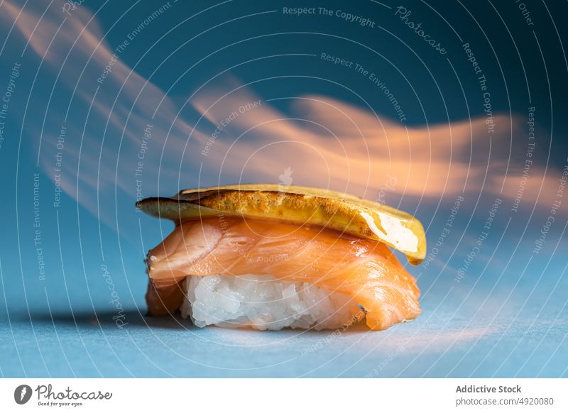 Norwegische Nigiri mit flambierter Gänsestopfleber Sushi Norweger flambieren Japanisch Feuer Lachs Asiatische Küche Meeresfrüchte Gänseleber heiß Fisch Rezept