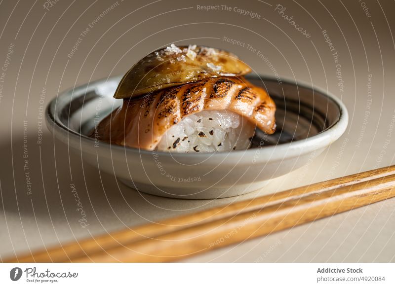 Norwegische Nigiri mit Räucherlachs und Gänseleber Sushi Norweger flambieren Japanisch Lachs Asiatische Küche Meeresfrüchte geräuchert Fisch Scheibe Essstäbchen