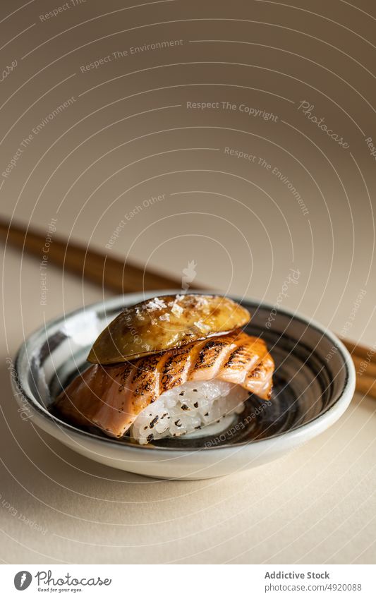 Norwegische Nigiri mit Räucherlachs und Gänseleber Sushi Norweger flambieren Japanisch Lachs Asiatische Küche Meeresfrüchte geräuchert Fisch Scheibe Essstäbchen