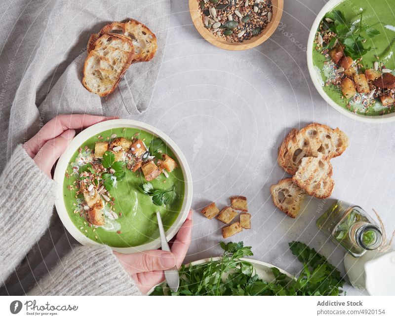 Leckere Gemüsecreme mit Croutons Frau Halt Suppe Sahne Petersilie Küche Mahlzeit Bestandteil kulinarisch selbstgemacht Suppengrün dienen Lebensmittel Veganer