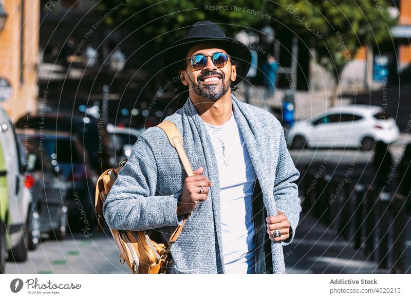 Stilvoller hispanischer Mann auf einer Straße in der Stadt Streetstyle urban tagsüber Outfit ruhen Vorschein männlich ethnisch Erwachsener modern trendy