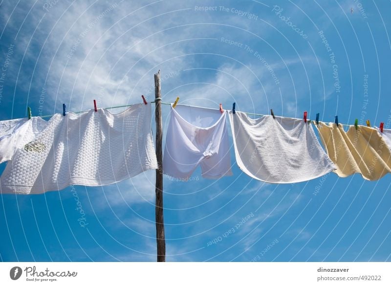 Wäschetrocknung am Seil draußen an einem sonnigen Tag Sonne Luft Himmel Wind Bekleidung T-Shirt Hemd Hose Unterwäsche Linie hängen frisch hell Sauberkeit blau