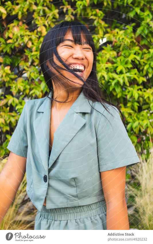 Glückliche asiatische Frau im Park Lachen Buchse üppig (Wuchs) Wochenende Stil Sommer tagsüber ethnisch jung heiter sorgenfrei Augen geschlossen Optimist Witz