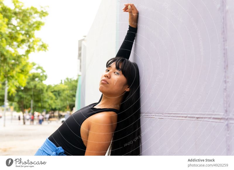 Asiatische Tänzerin beugt sich zurück Frau Tanzen Backend Straße Wand Anmut Gebäude ausführen Arme hochgezogen jung ethnisch asiatisch Energie Stil Talent