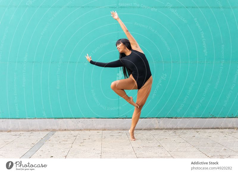 Asiatische Ballerina tanzt barfuß auf der Straße Frau Tanzen Straßenbelag Wegbiegung Anmut Gleichgewicht ausführen Wand jung ethnisch asiatisch Lächeln üben