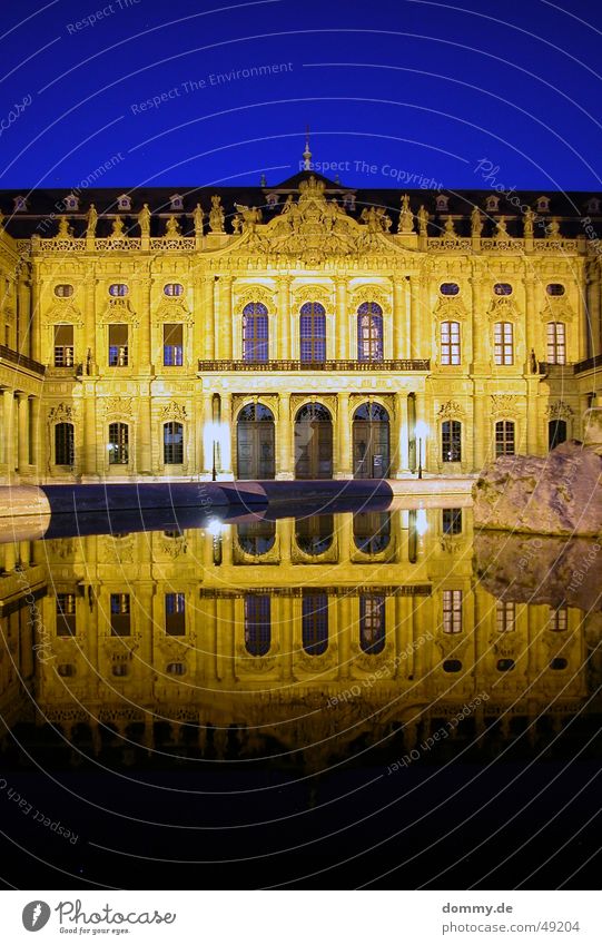 Residenz Würzburg Fenster gelb Nacht Dämmerung Brunnen Spiegel Reflexion & Spiegelung Langzeitbelichtung alt barrok Tür flügen sach blau Domizil