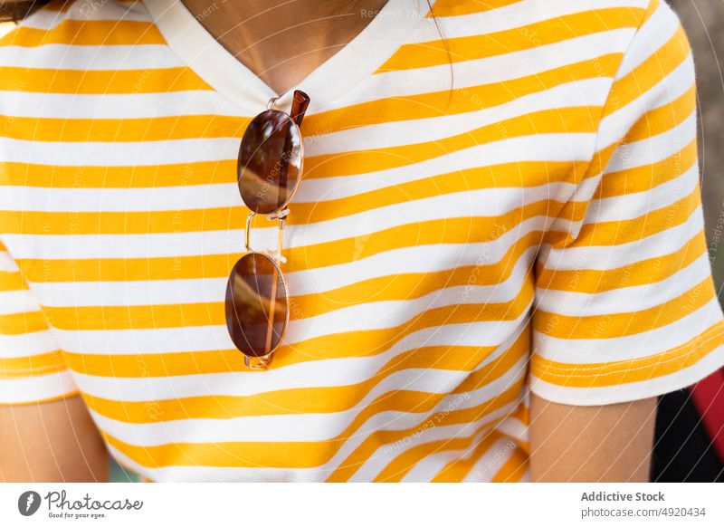 Crop Frau mit Sonnenbrille auf T-Shirt Stil Sommer hängen Accessoire Streifen Wochenende ruhen jung sich[Akk] entspannen lässig Saison Feiertag Brille Ornament