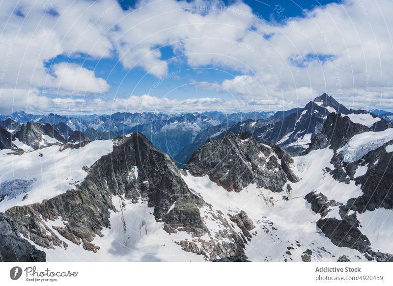 Malerische Berglandschaft mit bewölktem blauem Himmel im Sonnenlicht Berge u. Gebirge Ambitus Natur Landschaft Kamm malerisch Schnee Tal Hochland Gipfel