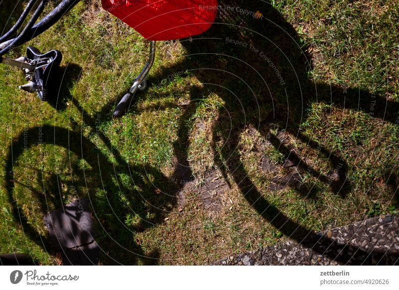 Fahrrad (Schatten) ausflug damenfahrrad damenrad fahrradreparatur licht panne schatten sommer sonne gras rasen wiese garten park sattel fahrradsattel
