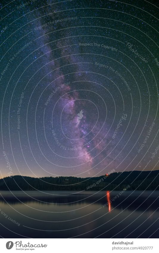 Die Milchstraße über dem Schluchsee im Schwarzwald. Nacht Himmel Stern Milchstrasse Galaxie Astronomie Astrofotografie Fluss See Teich Stausee schluchsee Damm