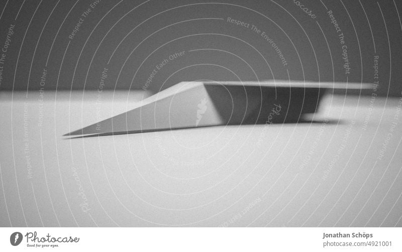 3D-Rendering Papierflieger schwarzweiß mit Textfreiraum Seitenansicht Flieger 3d dreidimensional Design rendern modern Form abstrakt Technik & Technologie