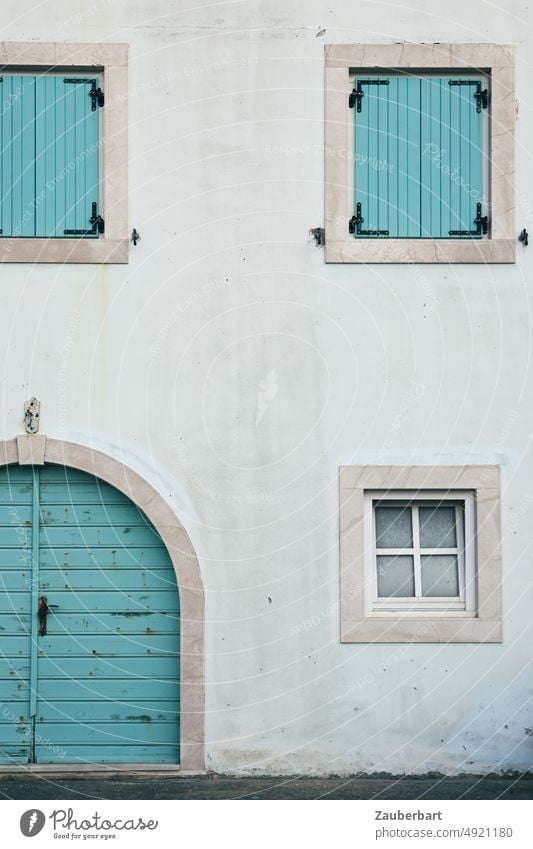 Fassade eines kroatischen Hauses mit blauer Tür und blauen Fensterläden Kroatien Holztür Fensterkreuz hellblau Strukturen Formen Wand Muster